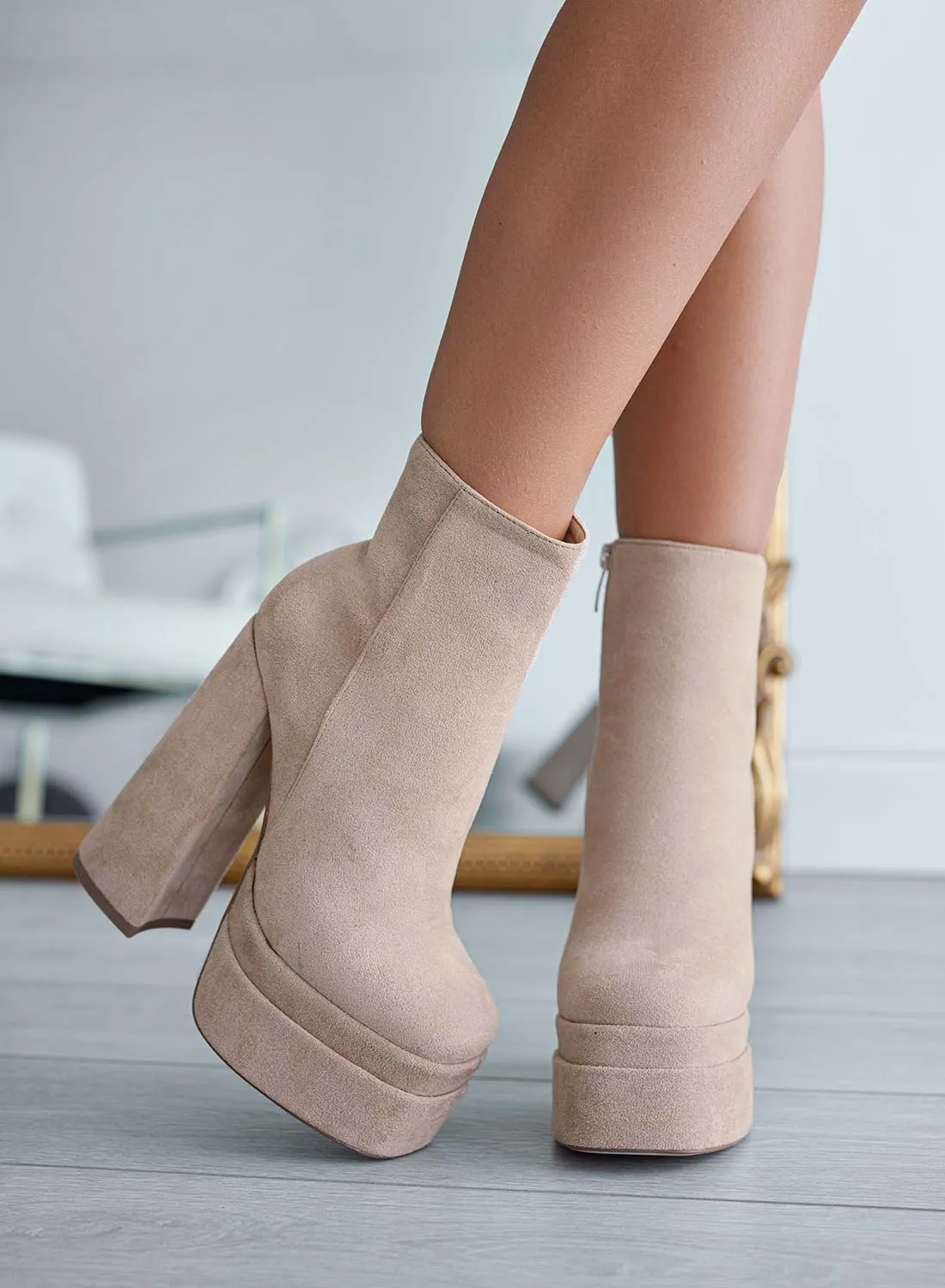 AVRIL - Tronchetti beige Alexoo con tacco alto