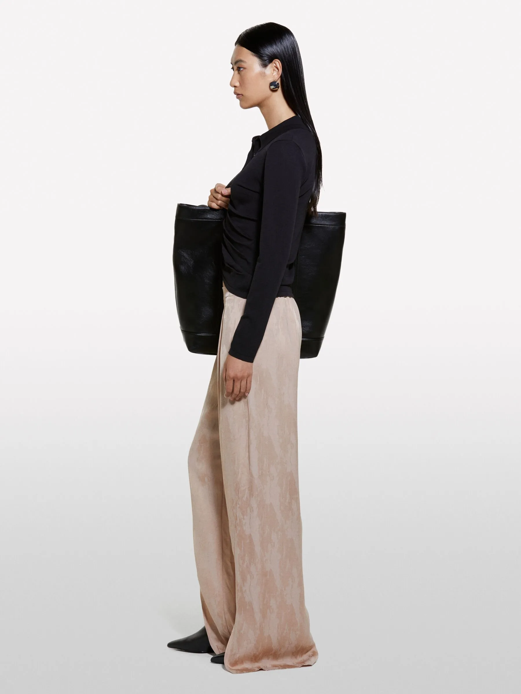 Cardigan nero con arriccio
