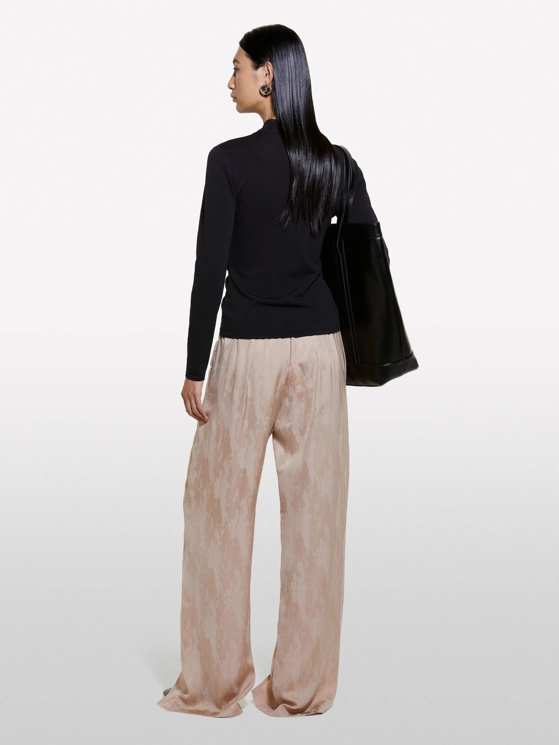 Cardigan nero con arriccio