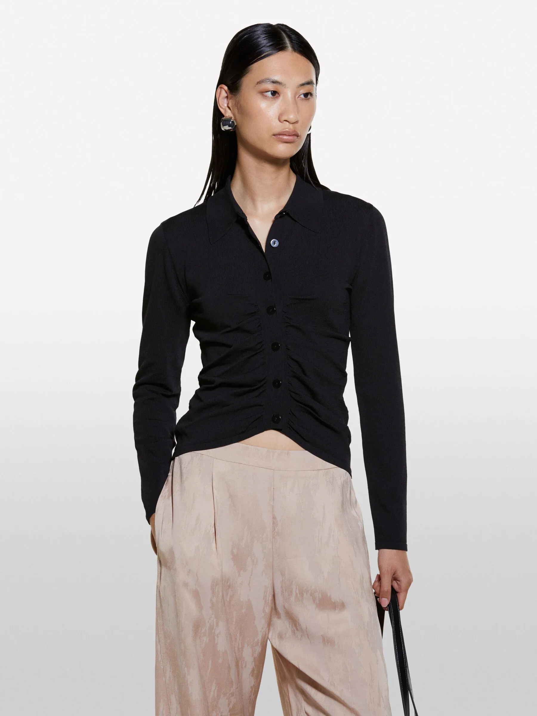 Cardigan nero con arriccio