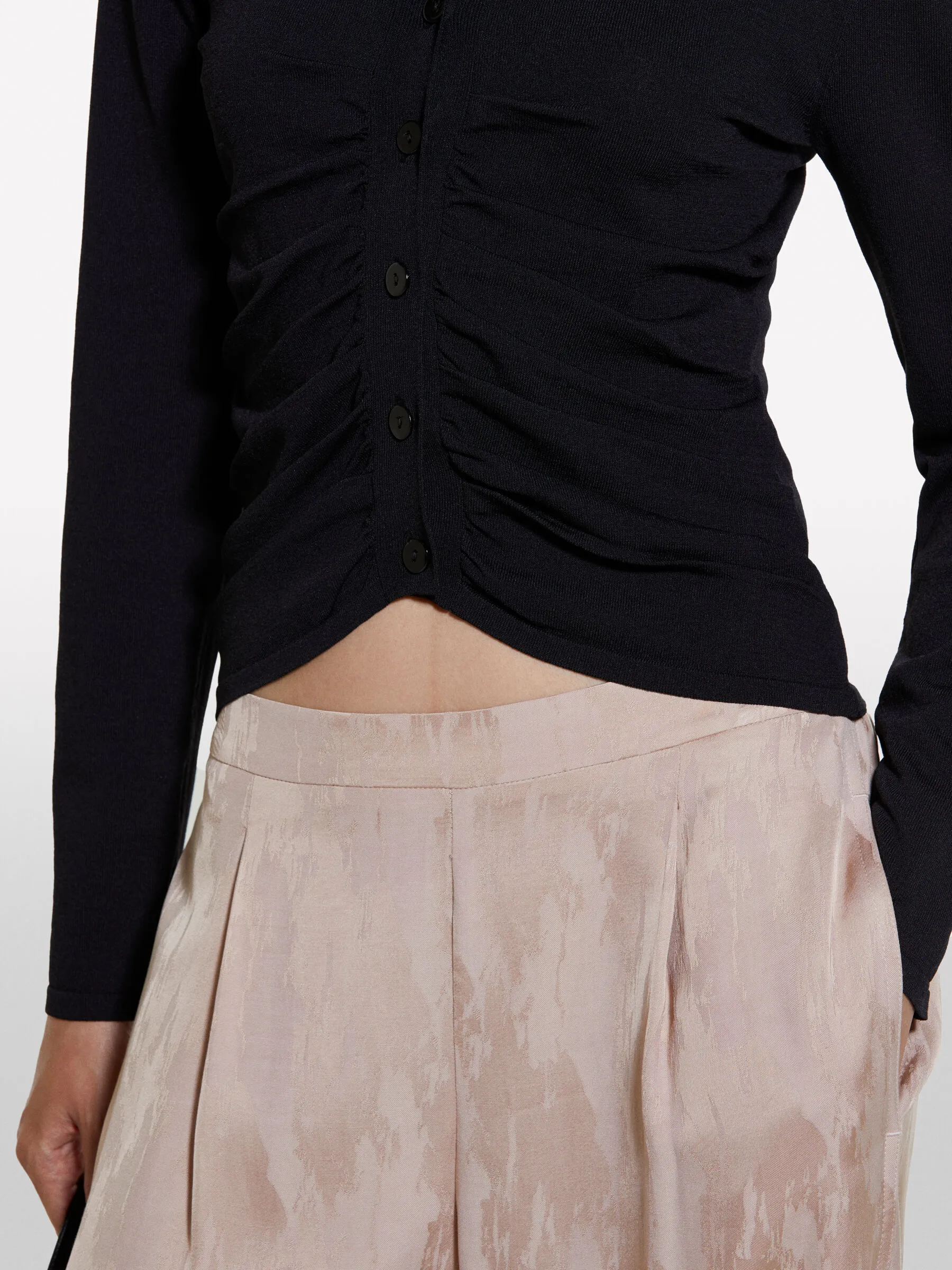 Cardigan nero con arriccio
