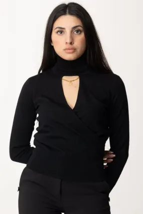 Maglia dolcevita con cut-out e catenella Nero