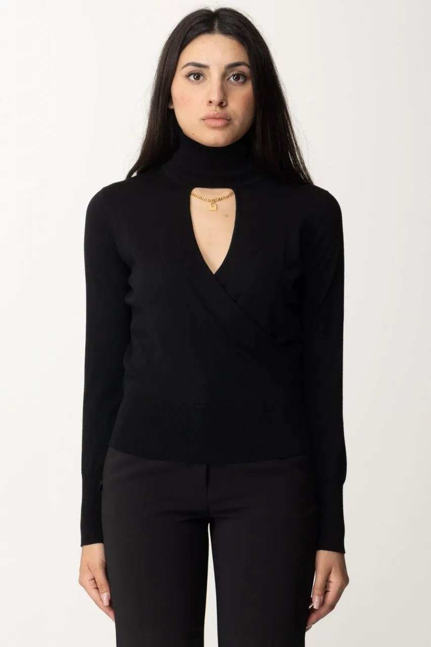 Maglia dolcevita con cut-out e catenella Nero