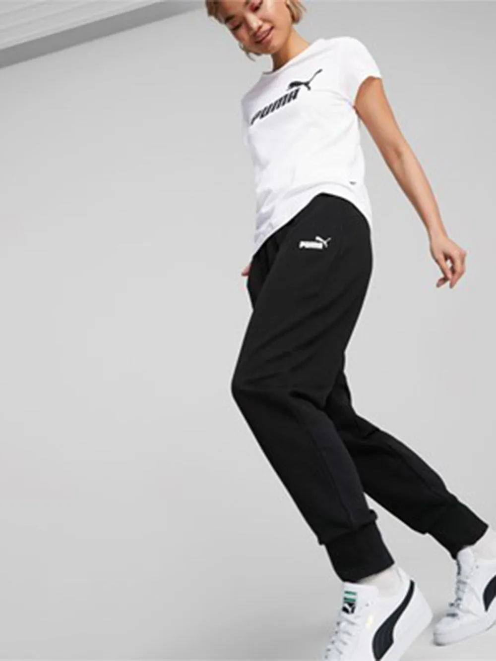 Pantalone Puma nero da donna in felpa garzata essential Art:586842-01