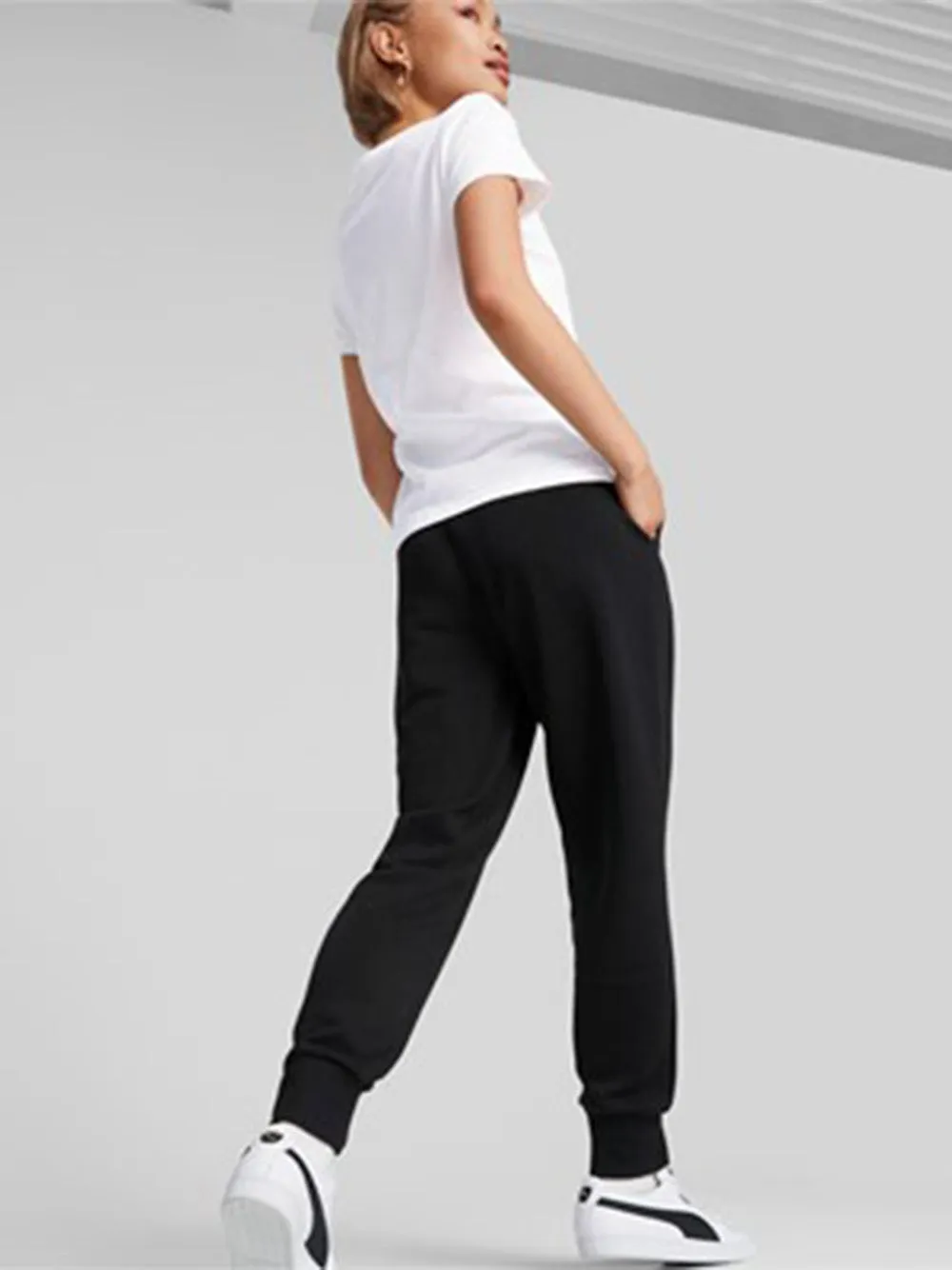 Pantalone Puma nero da donna in felpa garzata essential Art:586842-01