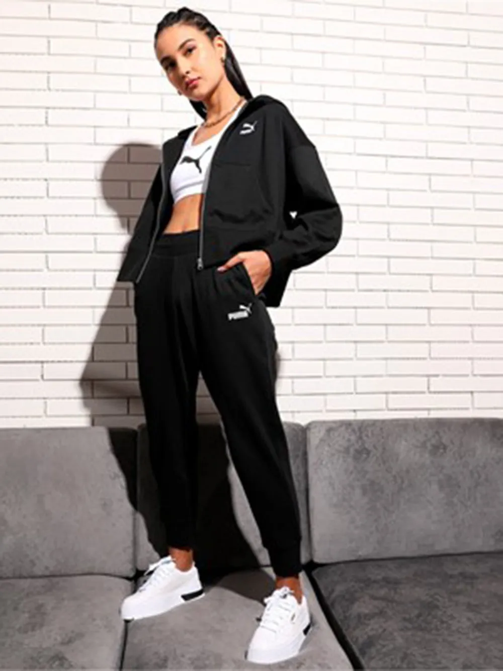Pantalone Puma nero da donna in felpa garzata essential Art:586842-01