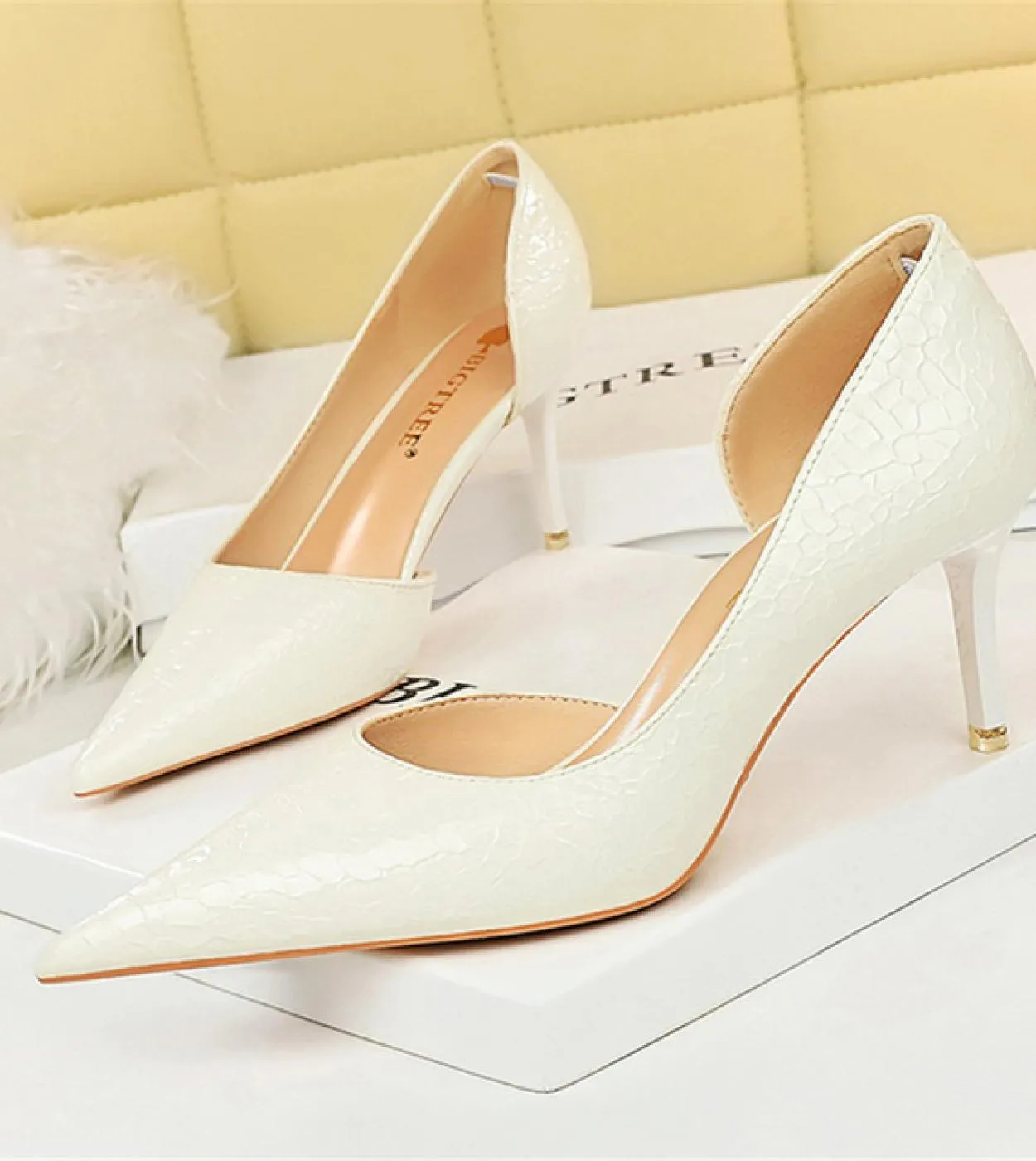 Scarpe con tacco basso oro Décolleté con tacco alto in pelle da sposa in pelle da donna 2023