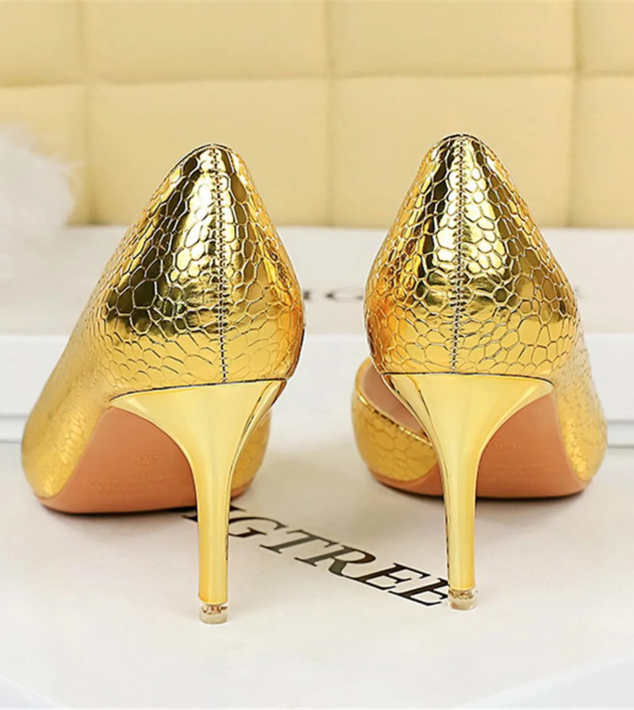 Scarpe con tacco basso oro Décolleté con tacco alto in pelle da sposa in pelle da donna 2023