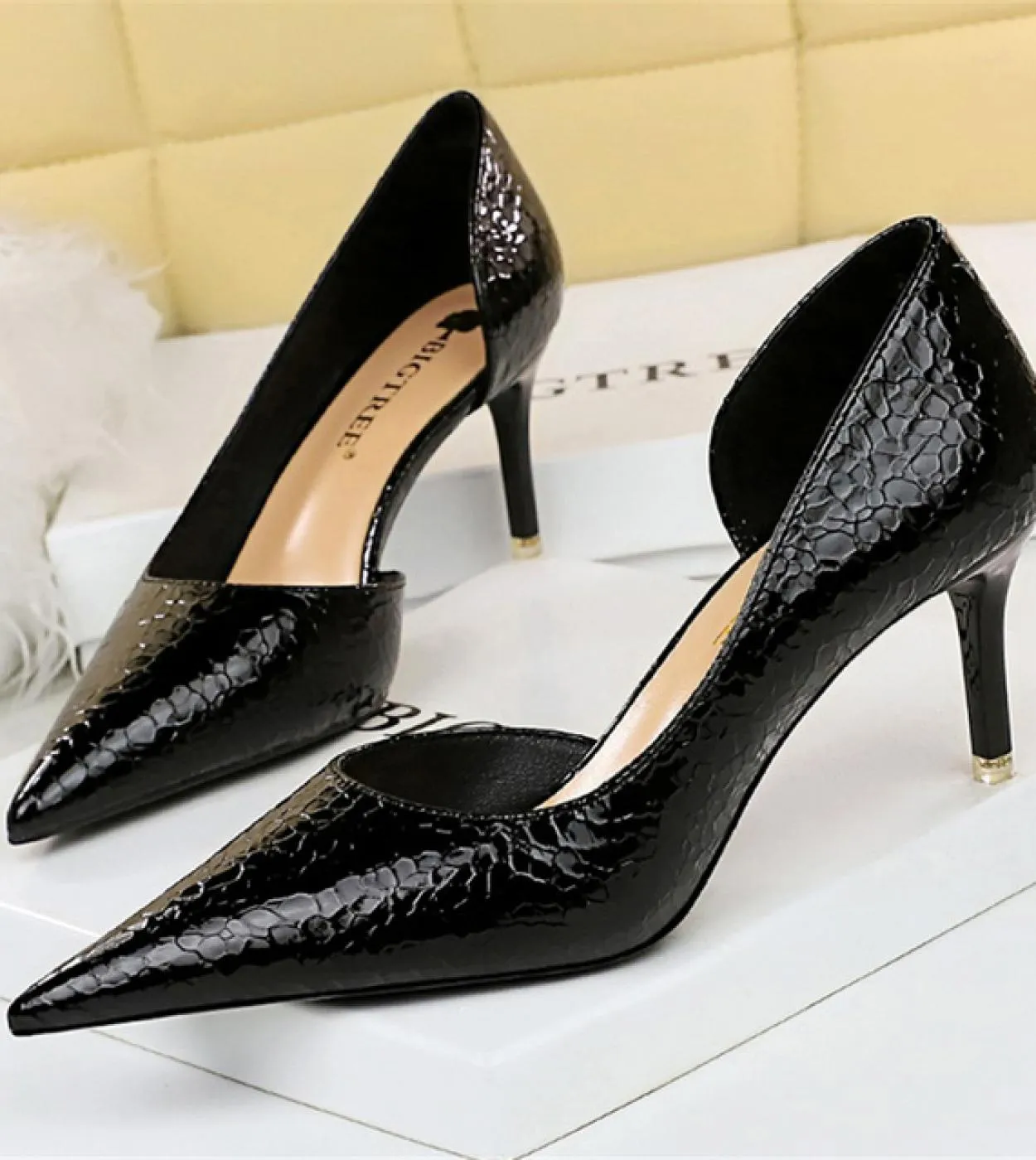 Scarpe con tacco basso oro Décolleté con tacco alto in pelle da sposa in pelle da donna 2023
