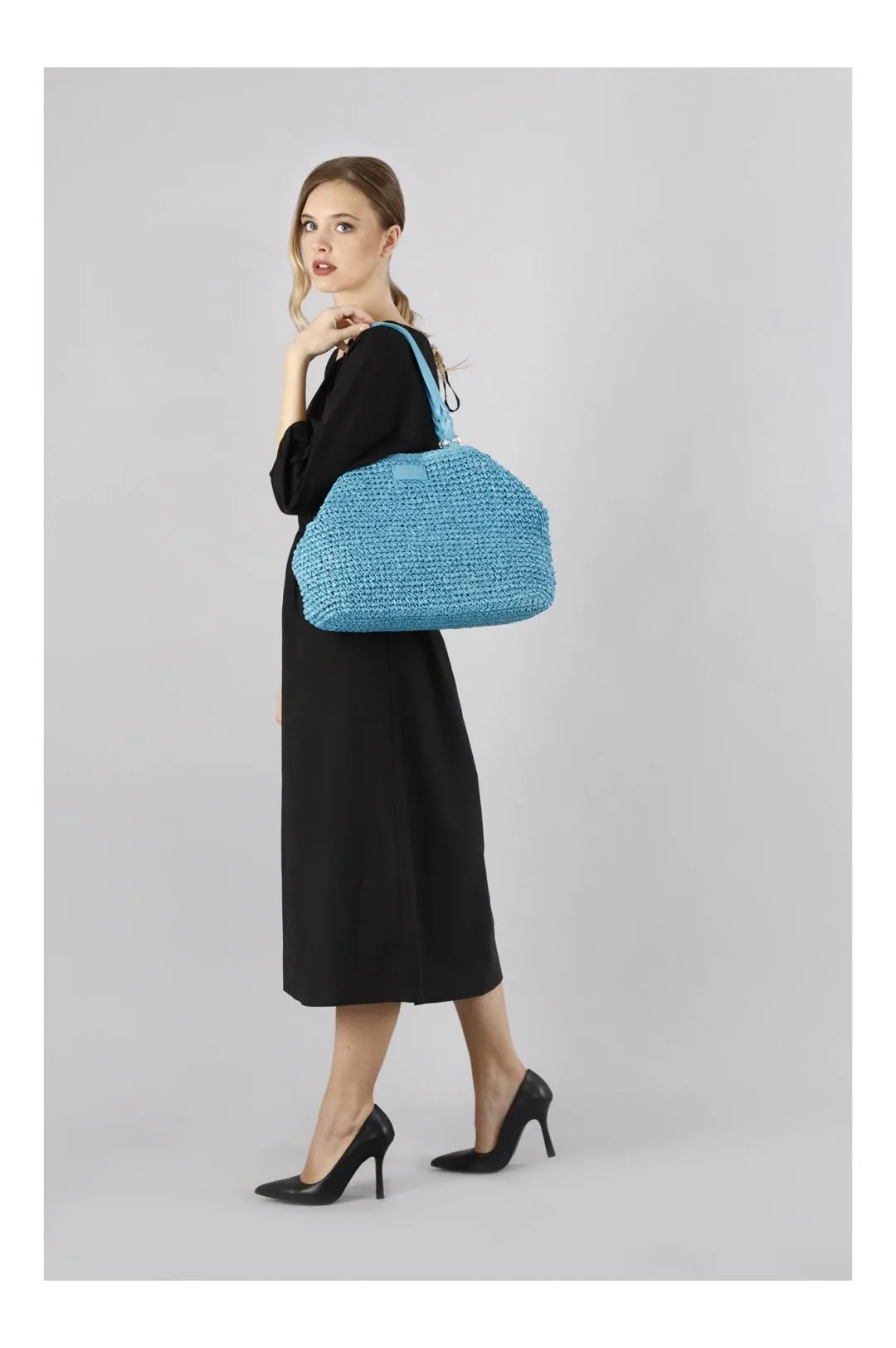 tote a lavorazione crochet con charm colorato a cuore con bordo in rafia acqua marina