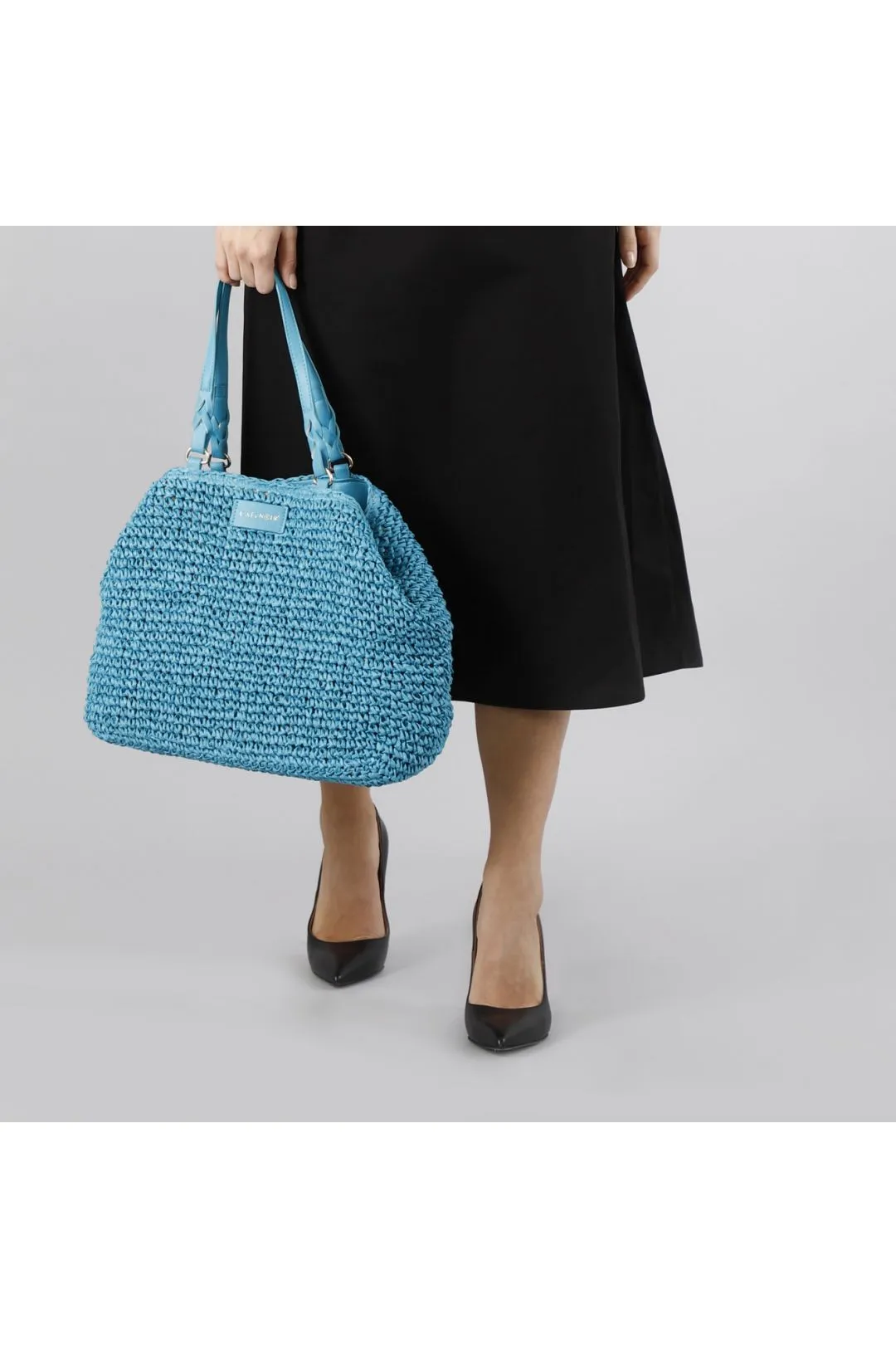 tote a lavorazione crochet con charm colorato a cuore con bordo in rafia acqua marina