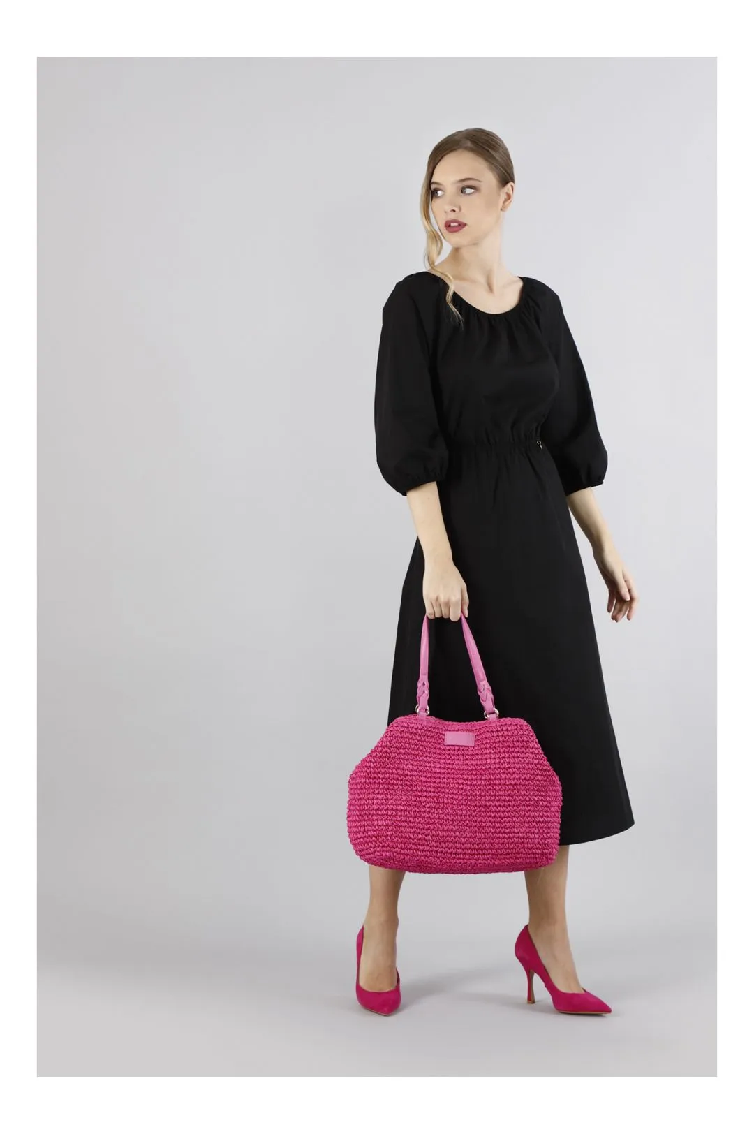 tote a lavorazione crochet con charm colorato a cuore con bordo in rafia fuxia