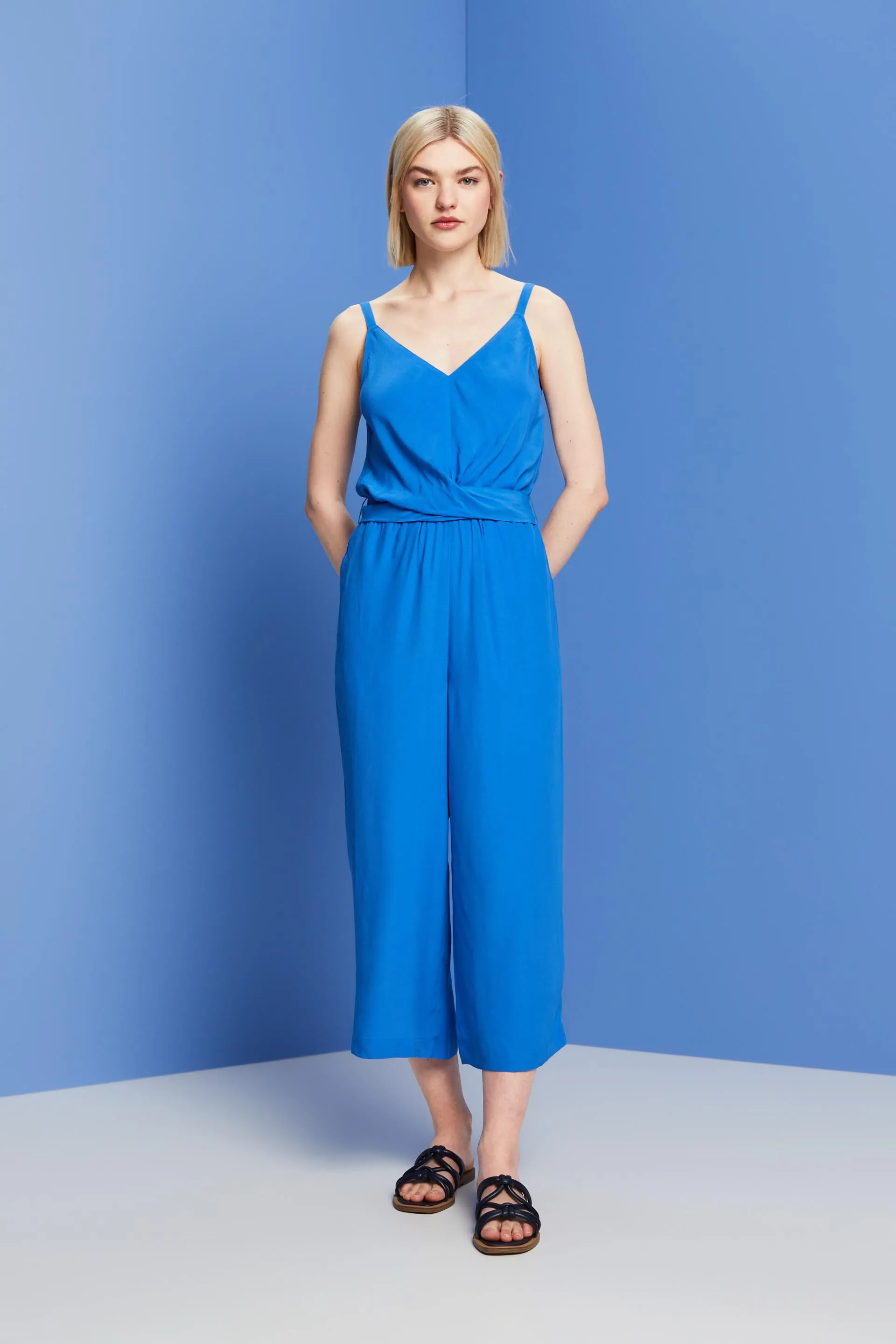 Tuta senza cropped con scollo a V